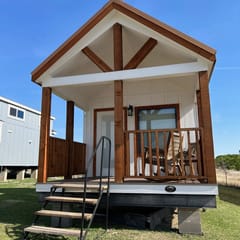 Farm stay in a tiny house. Entire space. Pool